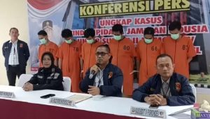 Polisi menangkap enam tersangka kasus kontrak fiktip perusahaan finance, Kamis (21/9/2023). Foto : Sumselheadline/Ela Polisi menangkap enam tersangka kasus kontrak fiktip perusahaan finance, Kamis (21/9/2023). Foto : Sumselheadline/Ela