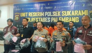 Dengan menggadirkan tersangka, Kapolrestabes Palembang Kombes Pol Harryo Sugihartono menjelaskan tentang penangkapan para pelaku perampokan toko di Sekarame Palembang, Kamis (21/9/2023). Foto : Sumselheadline/Ela Dengan menggadirkan tersangka, Kapolrestabes Palembang Kombes Pol Harryo Sugihartono menjelaskan tentang penangkapan para pelaku perampokan toko di Sekarame Palembang, Kamis (21/9/2023). Foto : Sumselheadline/Ela