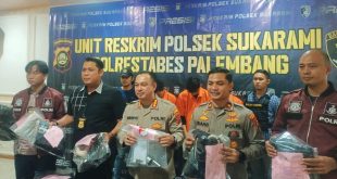 Dengan menggadirkan tersangka, Kapolrestabes Palembang Kombes Pol Harryo Sugihartono menjelaskan tentang penangkapan para pelaku perampokan toko di Sekarame Palembang, Kamis (21/9/2023). Foto : Sumselheadline/Ela