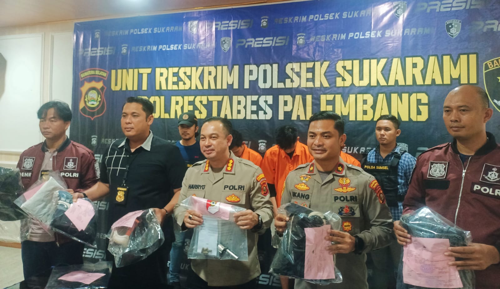 Dengan menggadirkan tersangka, Kapolrestabes Palembang Kombes Pol Harryo Sugihartono menjelaskan tentang penangkapan para pelaku perampokan toko di Sekarame Palembang, Kamis (21/9/2023). Foto : Sumselheadline/Ela