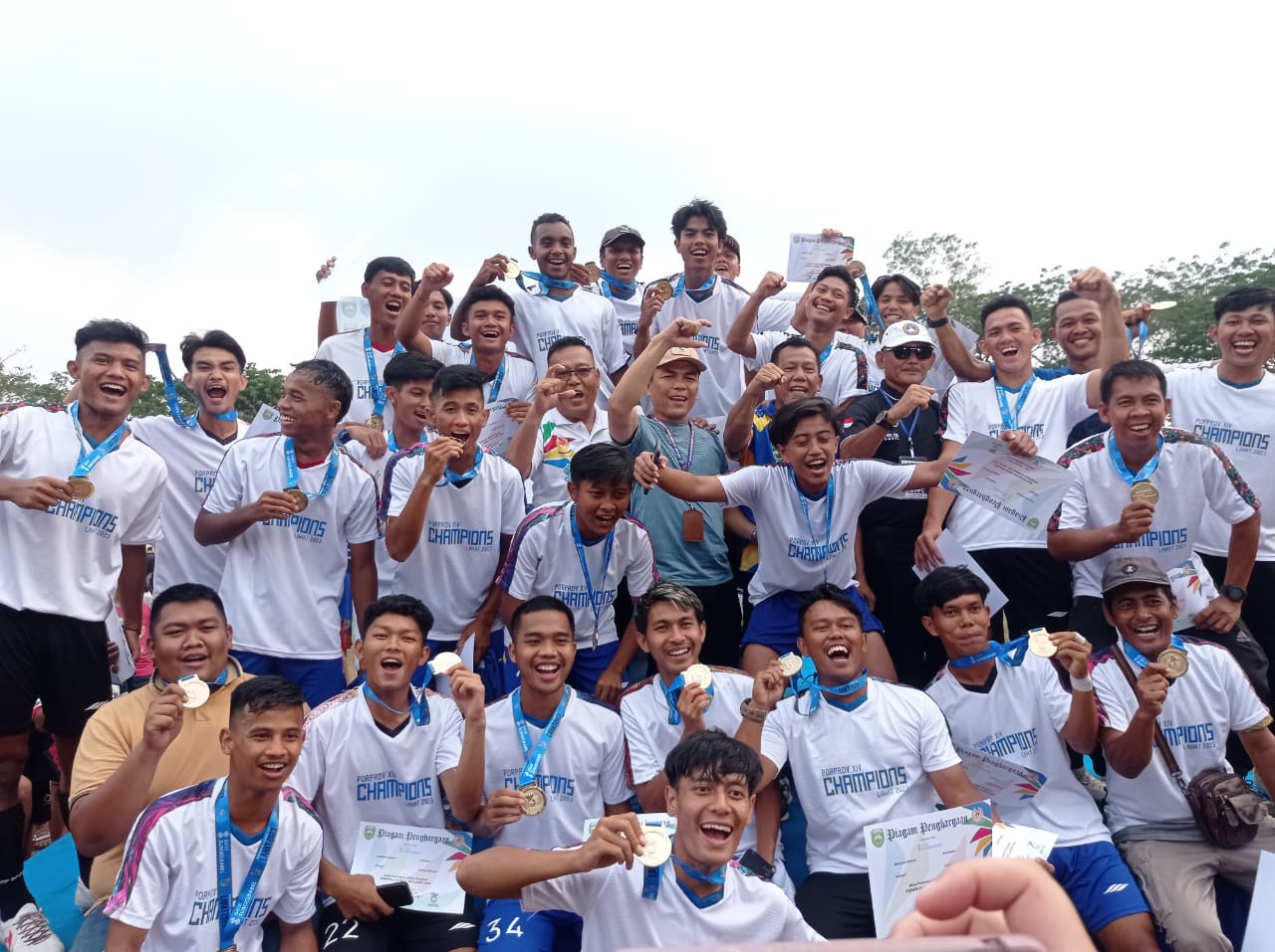 Eforia tim sepakbola Lahat usai meraih medali emas Porprov XIV Sumsel di Lahat, Kamis (21/9/2023). Foto : Dok Humas PB Porprov Lahat.