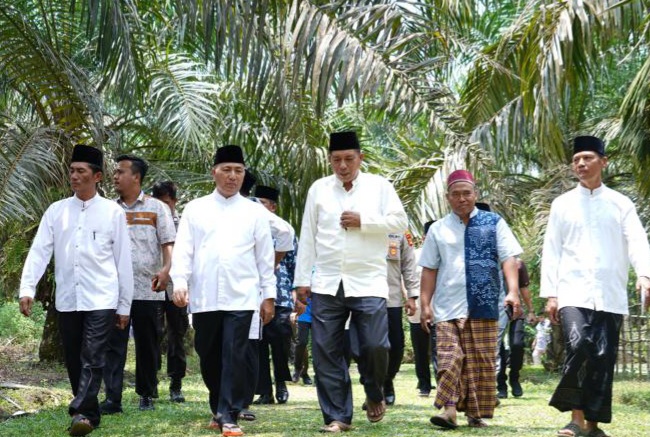 Pj Bupati Muba, Apriyadi bersama Forkopimda setempat saat safari Jumat di Masjid Annur Desa Dumai, Plakat Tinggi, Muba, Jumat (22/9/2023). Foto : Dinkominfo Muba