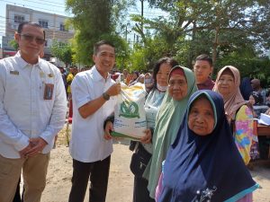 Pj Walikota Palembang Ratu Dewa didampingi Kepala Bulog Sumsel&Babel Mohamad Alexander saat membagikan bantuan beras di Kelurahan Bukit Lama, Jumat (22/9/2023). Foto : Sumselheadline/Pitria