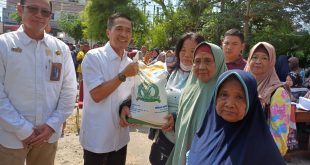 Pj Walikota Palembang Ratu Dewa didampingi Kepala Bulog Sumsel&Babel Mohamad Alexander saat membagikan bantuan beras di Kelurahan Bukit Lama, Jumat (22/9/2023). Foto : Sumselheadline/Pitria