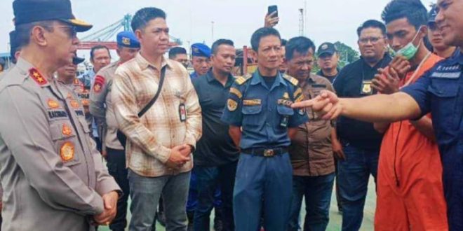 Kapolda Sumsel, Irjen Pol A Rachmad Wibowo menemui para penampung BBM ilegal, Sabtu (23/9/2023). Foto : Sumsrlheadline/Ela