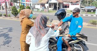 Petugas dari Dinas Kesehatan Muba membagikan masker kepada para pengendara di Sekayu, Minggu (24/9/2023). Foto : Dinkominfo Muba