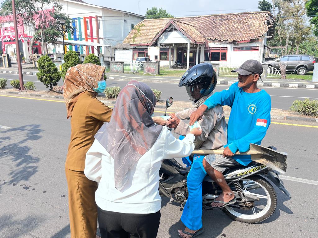 Petugas dari Dinas Kesehatan Muba membagikan masker kepada para pengendara di Sekayu, Minggu (24/9/2023). Foto : Dinkominfo Muba