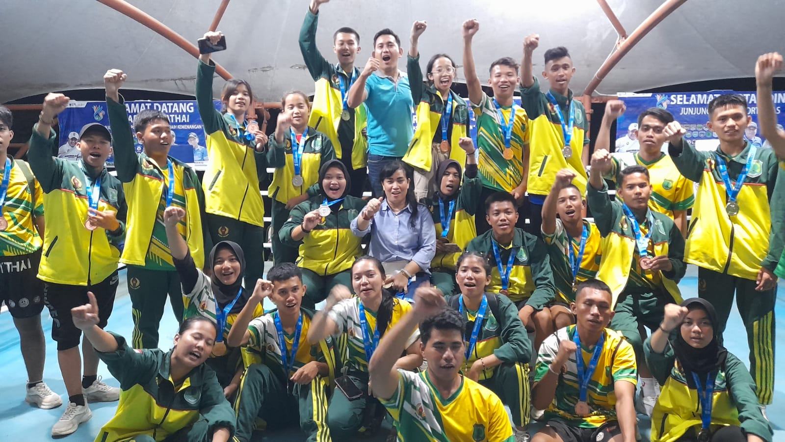Para atlet Muaythai Muba berhasil meraih dua medali emas dan tujuh perak pada Porprov XIV di Lahat. Foto : Dok Pengurus Muaythai Muba.