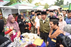 Gubernur Sumsel Herman Deru bersama ustaz Maulana saat hadir pada tabligh akbar Leanpuri Center di Desa Srinanti, OKI, Kamis (7/9/2023). Foto : Humas Pemprov Sumsel.