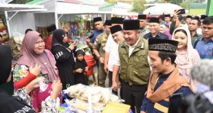 Gubernur Sumsel Herman Deru bersama ustaz Maulana saat hadir pada tabligh akbar Leanpuri Center di Desa Srinanti, OKI, Kamis (7/9/2023). Foto : Humas Pemprov Sumsel.
