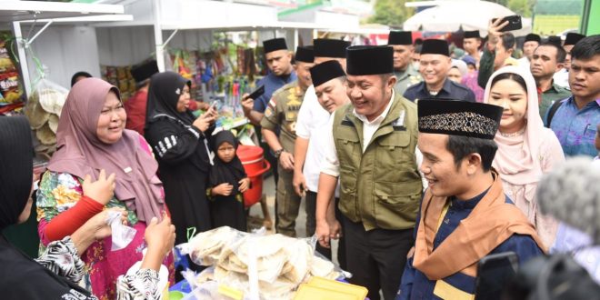 Gubernur Sumsel Herman Deru bersama ustaz Maulana saat hadir pada tabligh akbar Leanpuri Center di Desa Srinanti, OKI, Kamis (7/9/2023). Foto : Humas Pemprov Sumsel.