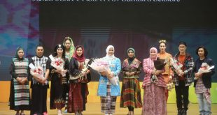Febrita Lustia Herman Deru bersama tim menampilkan sejumlah kerajian pada pameran kerajinan nusantara di plenary hal Jakarta, Kamis (14/9/2023). Foto : Humas Pemprov Sumsel