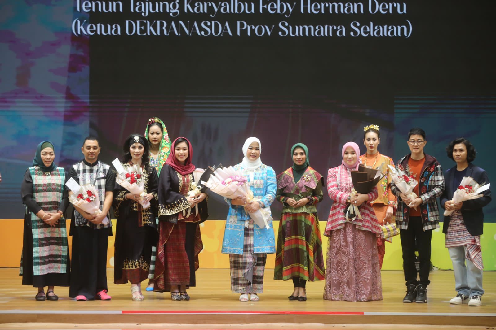 Febrita Lustia Herman Deru bersama tim menampilkan sejumlah kerajian pada pameran kerajinan nusantara di plenary hal Jakarta, Kamis (14/9/2023). Foto : Humas Pemprov Sumsel