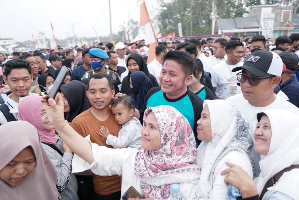 Herman Deru bersama warga saat melepas jalan sehat dan panjat pinang di Gandus Palembang, Minggu (17/9/2023). Foto : Humas Pemprov Sumsel.
