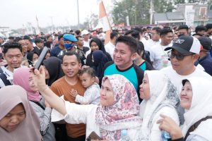 Herman Deru bersama warga saat melepas jalan sehat dan panjat pinang di Gandus Palembang, Minggu (17/9/2023). Foto : Humas Pemprov Sumsel.
