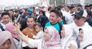 Herman Deru bersama warga saat melepas jalan sehat dan panjat pinang di Gandus Palembang, Minggu (17/9/2023). Foto : Humas Pemprov Sumsel.
