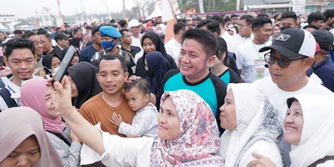 Herman Deru bersama warga saat melepas jalan sehat dan panjat pinang di Gandus Palembang, Minggu (17/9/2023). Foto : Humas Pemprov Sumsel.