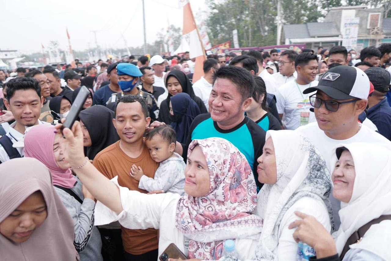 Herman Deru bersama warga saat melepas jalan sehat dan panjat pinang di Gandus Palembang, Minggu (17/9/2023). Foto : Humas Pemprov Sumsel.