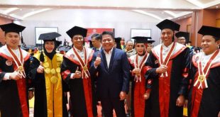 Gubernur Sumsel Herman Deru bersama para pimpinan dan lulusan STISIPOL Chandradimuka Palembang saat wisuda, Selasa (19/9/2023). Foto : Humas Pemprov Sumsel