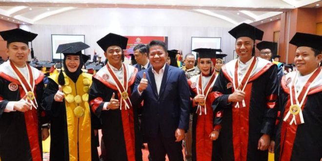 Gubernur Sumsel Herman Deru bersama para pimpinan dan lulusan STISIPOL Chandradimuka Palembang saat wisuda, Selasa (19/9/2023). Foto : Humas Pemprov Sumsel