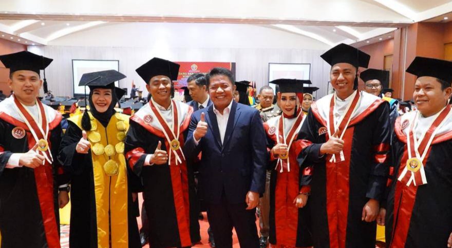 Gubernur Sumsel Herman Deru bersama para pimpinan dan lulusan STISIPOL Chandradimuka Palembang saat wisuda, Selasa (19/9/2023). Foto : Humas Pemprov Sumsel