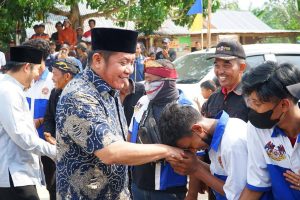 Gubernur Sumsel, Herman Deru disambut hangat warga saat berkunjung ke Desa Mangsang, Bayung Lencir, Muba, Rabu (20/9/2023). Foto : Humas Pemprov Sumsel