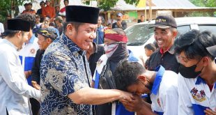 Gubernur Sumsel, Herman Deru disambut hangat warga saat berkunjung ke Desa Mangsang, Bayung Lencir, Muba, Rabu (20/9/2023). Foto : Humas Pemprov Sumsel