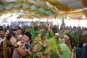 Hadiri pengajian akbar, Gubernur Sumsel Herman Deru disambut hangat ribuan warga Peninjauan, OKU, Minggu (24/9/2023). Foto : Humas Pemprov Sumsel.
