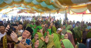 Hadiri pengajian akbar, Gubernur Sumsel Herman Deru disambut hangat ribuan warga Peninjauan, OKU, Minggu (24/9/2023). Foto : Humas Pemprov Sumsel.
