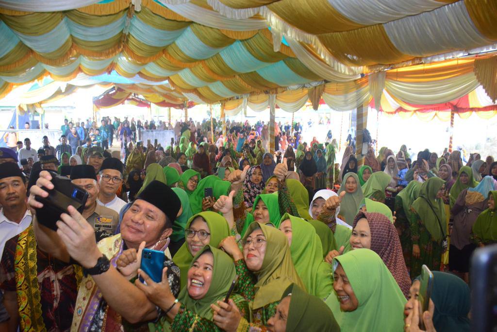 Hadiri pengajian akbar, Gubernur Sumsel Herman Deru disambut hangat ribuan warga Peninjauan, OKU, Minggu (24/9/2023). Foto : Humas Pemprov Sumsel.