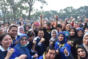 Gubernur Sumsel Herman Deru olahraga pagi bersama para pegawai Pemprov, Jumat (29/9/2023). Foto : Humas Pemprov Sumsel.