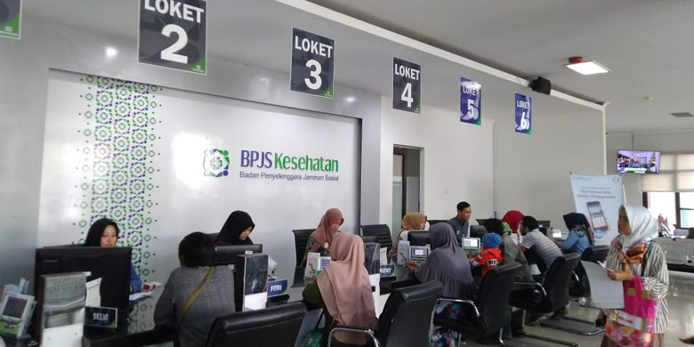 Suasana pelayanan peserta BPJS Kesehatan di kantor BPJS Kesehatan. Foto : Dok Sumselheadline.