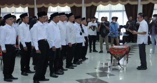 Pj Walikota Palembang, Ratu Dewa melantik ratusan Ketua RT/RW di Aula Bapelkes Provinsi Sumsel, Rabu (27/9/2023). Foto : Kominfo Palembang.