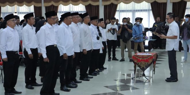 Pj Walikota Palembang, Ratu Dewa melantik ratusan Ketua RT/RW di Aula Bapelkes Provinsi Sumsel, Rabu (27/9/2023). Foto : Kominfo Palembang.