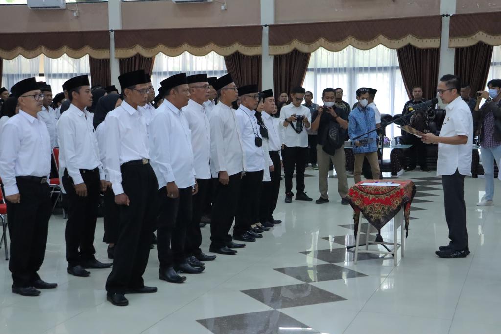 Pj Walikota Palembang, Ratu Dewa melantik ratusan Ketua RT/RW di Aula Bapelkes Provinsi Sumsel, Rabu (27/9/2023). Foto : Kominfo Palembang.