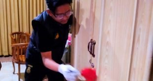 Petugas melakukan pengecekan sidik jari di kamar hotel, tempat dimana penghuninya hilang uang ratusan juta, Sabtu (30/9/2023). Foto : Sumselheadline/Ela.