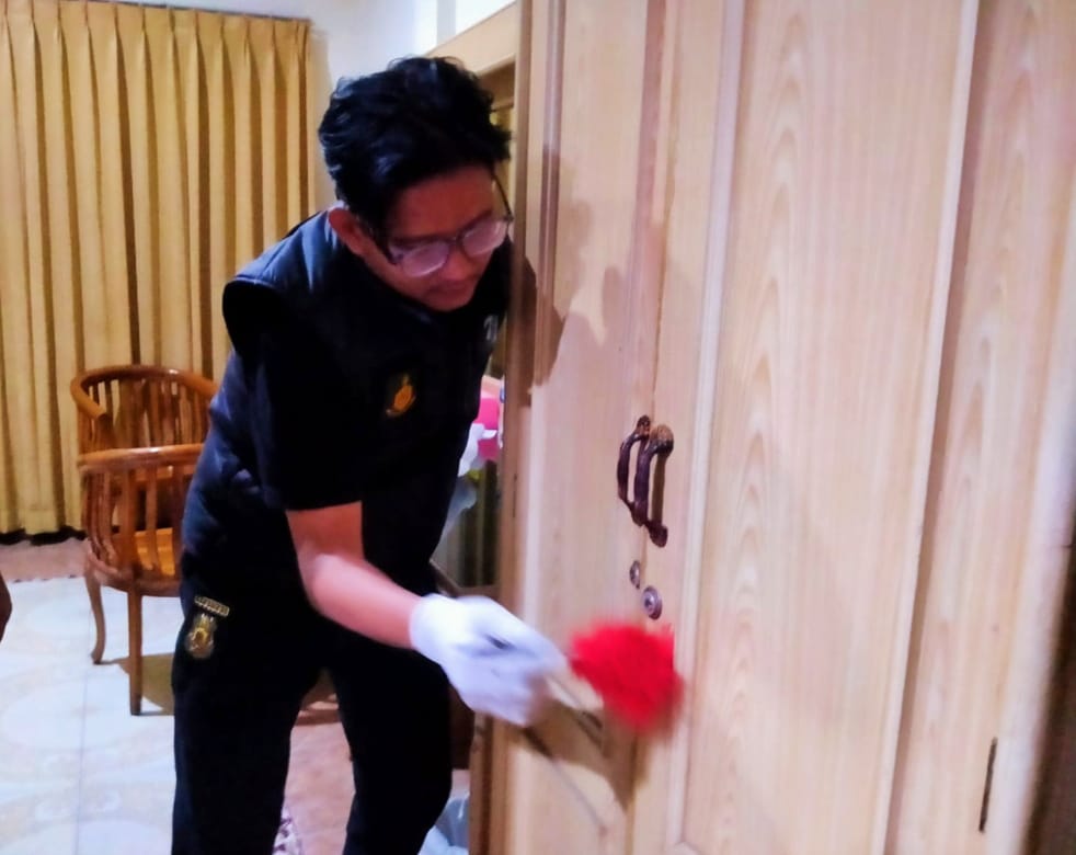 Petugas melakukan pengecekan sidik jari di kamar hotel, tempat dimana penghuninya hilang uang ratusan juta, Sabtu (30/9/2023). Foto : Sumselheadline/Ela.