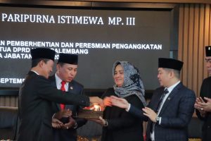 Walikota Palembang Harnojoyo mendapat ucapan ulang tahun dari para anggota DPRD Palembang, Senin (18/9/2023). Foto : Sumselheadline/Pitria.