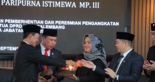 Walikota Palembang Harnojoyo mendapat ucapan ulang tahun dari para anggota DPRD Palembang, Senin (18/9/2023). Foto : Sumselheadline/Pitria.
