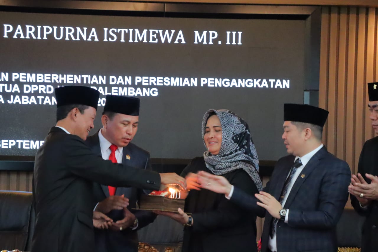 Walikota Palembang Harnojoyo mendapat ucapan ulang tahun dari para anggota DPRD Palembang, Senin (18/9/2023). Foto : Sumselheadline/Pitria.