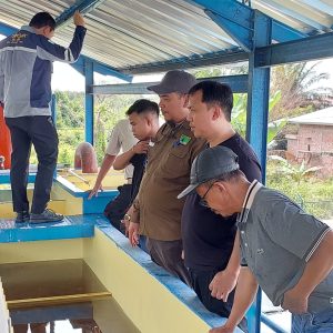 Perumda Air Minum Tirta Randik, Sekayu terus mendistribusikan air bersih ke warga di desa-desa. Foto : Dinkominfo Muba.