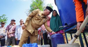 Pj Bupati Muba, Apriyadi mengecek langsung air bersih yang didistribusikan ke Desa Warga Mulya, Pelakat Tinggi, Senin (4/9/2023). Foto : Dinkominfo Muba.