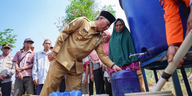 Pj Bupati Muba, Apriyadi mengecek langsung air bersih yang didistribusikan ke Desa Warga Mulya, Pelakat Tinggi, Senin (4/9/2023). Foto : Dinkominfo Muba.