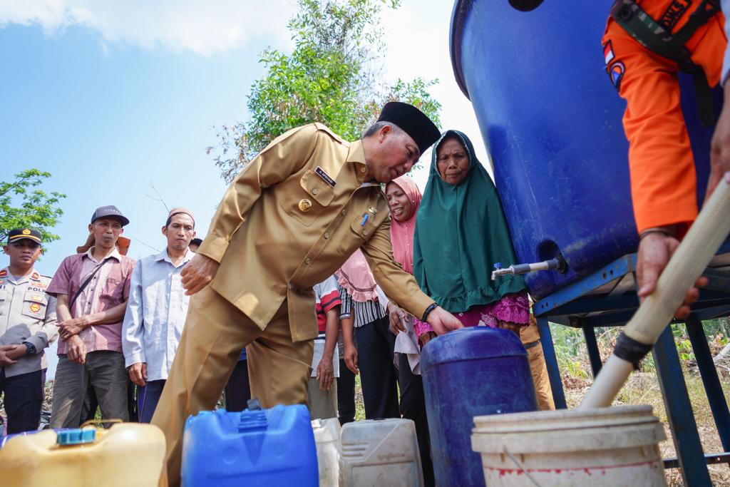 Pj Bupati Muba, Apriyadi mengecek langsung air bersih yang didistribusikan ke Desa Warga Mulya, Pelakat Tinggi, Senin (4/9/2023). Foto : Dinkominfo Muba.