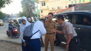Jelang pelantikannya sebagai Penjabat Walikota Palembang, Ratu Dewa masih mengantar anaknya ke sekolah, Senin (18/9/2023). Foto : Sumselheadline/Pitria.