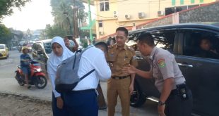 Jelang pelantikannya sebagai Penjabat Walikota Palembang, Ratu Dewa masih mengantar anaknya ke sekolah, Senin (18/9/2023). Foto : Sumselheadline/Pitria.