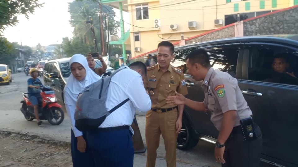 Jelang pelantikannya sebagai Penjabat Walikota Palembang, Ratu Dewa masih mengantar anaknya ke sekolah, Senin (18/9/2023). Foto : Sumselheadline/Pitria.