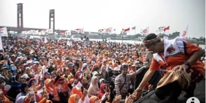 Bakal calon presiden Anies Bawesdan disambut hangat puluhan ribu kader dan simpatisan PKS Sumsel di pelataran BKB Palembang, MInggu (10/9/2023). Foto : Antara.