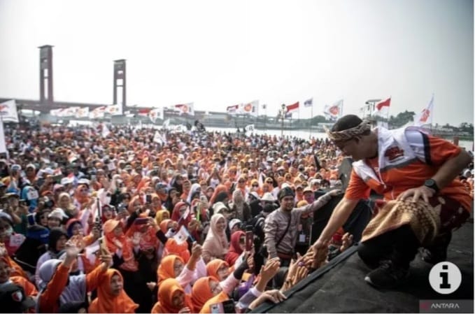 Bakal calon presiden Anies Bawesdan disambut hangat puluhan ribu kader dan simpatisan PKS Sumsel di pelataran BKB Palembang, MInggu (10/9/2023). Foto : Antara.