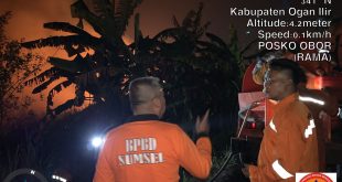 Petugas BPBD Sumsel dan tim memadamkan api di pinggir Jalintim, Ogan Ilir, Minggu (3/9/2023) malam. Foto : Dok BPBD Sumsel.